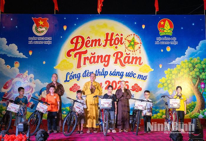 Các chức sắc tôn giáo xã Quang thiện tặng xe đạp cho các em học sinh. Ảnh: Ngọc Linh