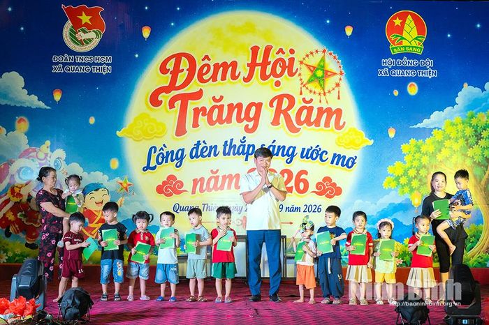 Lãnh đạo xã Quang Thiện tặng quà cho các em Trường Mầm non Quang Thiện. Ảnh: Ngọc Linh