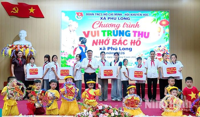 Lãnh đạo xã Phú Long trao tặng quà Trung thu cho các em thiếu nhi trên địa bàn xã. Ảnh: Thuỷ Lam
