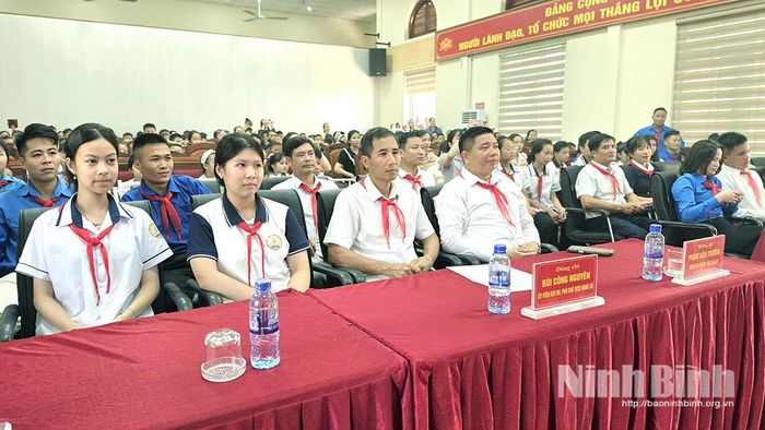 Các đại biểu dự chương trình.