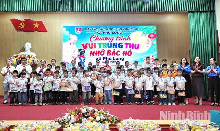 Đại diện lãnh đạo Tỉnh đoàn, lãnh đạo xã Phú Long và các đơn vị tài trợ trao quà cho học sinh lớp 1 trên địa bàn xã. Ảnh: Thuỷ Lam