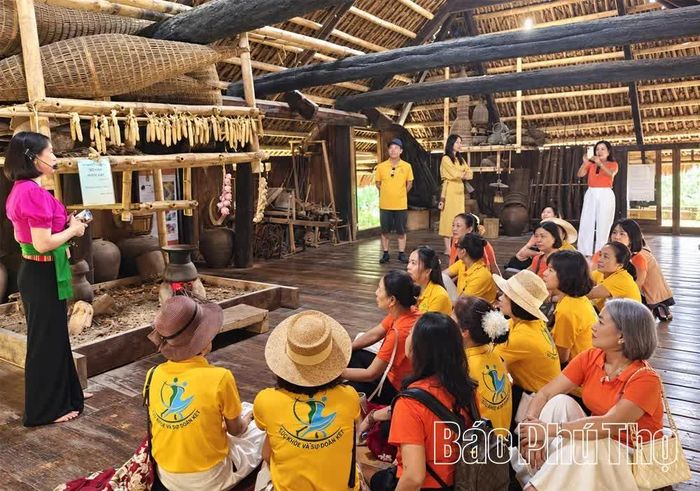 Du khách nghe thuyết minh tại Bảo tàng Không gian văn hóa Mường (phường Thống Nhất, tỉnh Phú Thọ).