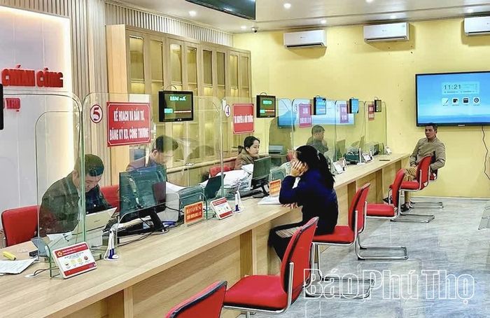 Trung tâm Phục vụ hành chính công xã Nhân Nghĩa sau khi được sửa sang, tạo không gian thuận tiện hơn cho người dân đến giải quyết thủ tục hành chính.