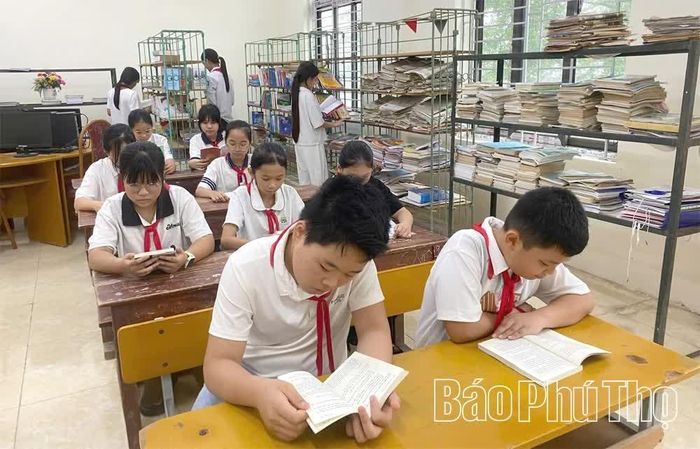 Thư viện nhà trường với hàng nghìn đầu sách, hỗ trợ giáo viên và học sinh tìm hiểu kiến thức.