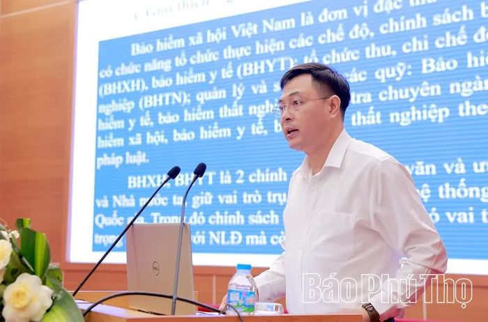 Lãnh đạo Bảo hiểm xã hội tỉnh báo cáo chuyên đề tại hội nghị.