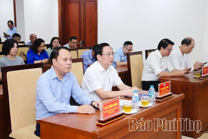 Các đại biểu tham dự lễ khai mạc.