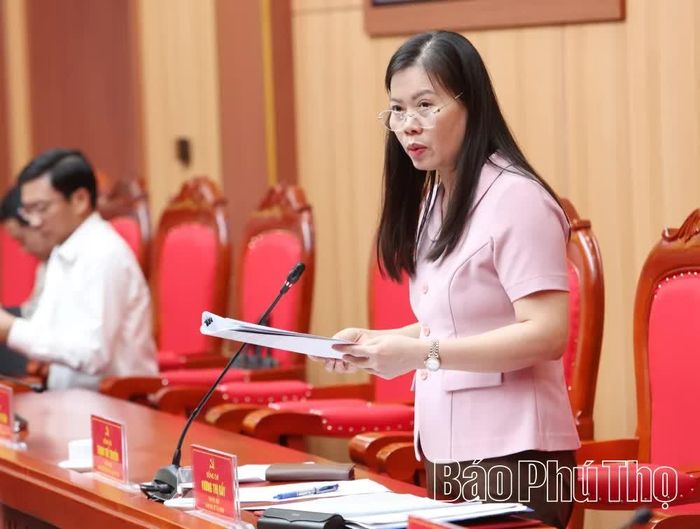 Giám đốc Sở Tài chính Vương Thị Bẩy báo cáo các tờ trình lĩnh vực tài chính ngân sách.