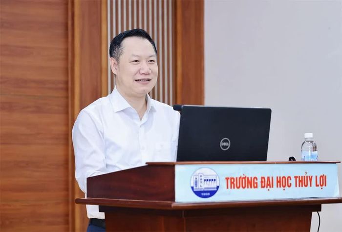Vụ trưởng Vụ Giáo dục Đại học Nguyễn Tiến Thảo phát biểu tại tọa đàm.