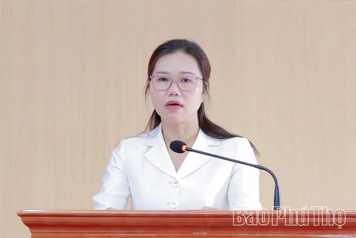 Đồng chí Phó Bí thư Tỉnh ủy, Bí thư Đảng ủy MTTQ, các đoàn thể tỉnh, Chủ tịch Ủy ban MTTQ tỉnh Bùi Thị Minh phát biểu chỉ đạo tại hội nghị.