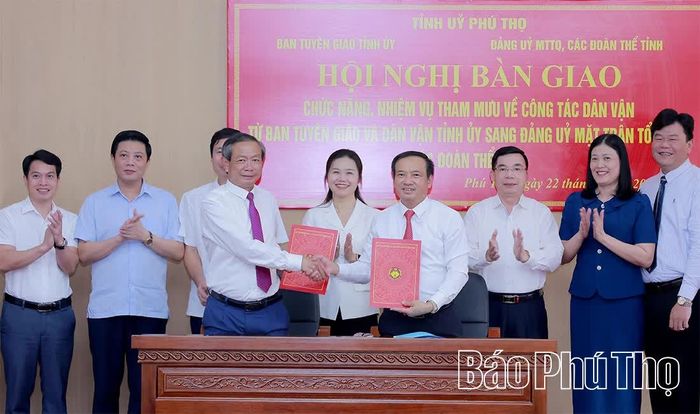 Dưới sự chứng kiến của các đại biểu, Trưởng Ban Tuyên giáo Tỉnh ủy Lương Đức Minh và Phó Chủ tịch Thường trực Ủy ban MTTQ tỉnh Đinh Công Thực ký các biên bản bàn giao.
