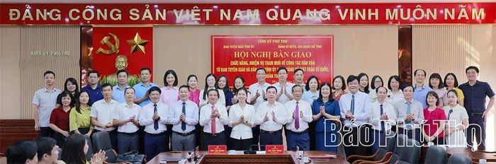 Các đại biểu chụp ảnh lưu niệm sau hội nghị bàn giao.