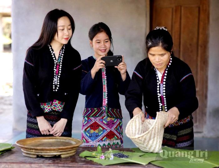 Cô gái Bru-Vân Kiều Hồ Thị Thiết (người đứng giữa) đưa homestay Đoong Bui với cảnh sắc, văn hóa ẩm thực và cuộc sống của đồng bào Vân Kiều đến gần hơn với mọi người - Ảnh: P.V