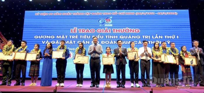 Cô gái Bru-Vân kiều Hồ Thị Thiết (đứng thứ hai bên phải qua) được trao Giải thưởng “Gương mặt trẻ tiêu biểu tỉnh Quảng Trị” lần thứ I năm 2026.