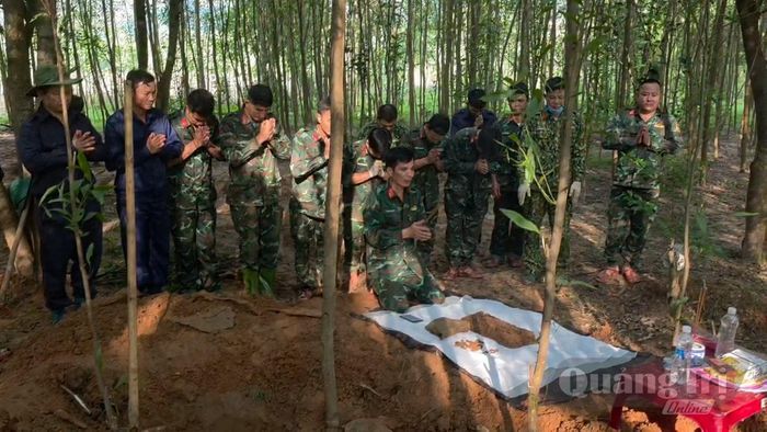 Cán bộ, chiến sĩ Đội tìm kiếm, quy tập hài cốt liệt sĩ số 1 tri ân anh hùng liệt sĩ - Ảnh: H.C