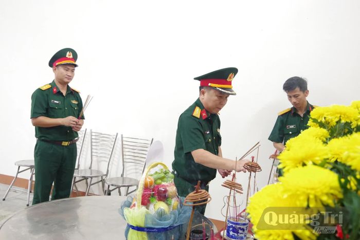 Đại tá Trương Viết Hải, Chính ủy Bộ CHQS tỉnh, Phó trưởng Ban Thường trực Ban Chỉ đạo tìm kiếm, quy tập và xác định danh tính hài cốt liệt sĩ tỉnh dâng hương tri ân các anh hùng liệt sĩ - Ảnh: X.D