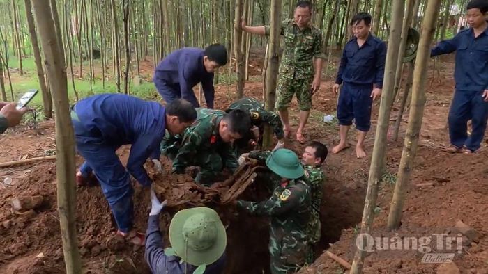 Hài cốt liệt sĩ được phát hiện ở độ sâu khoảng 1,1m - Ảnh: H.C