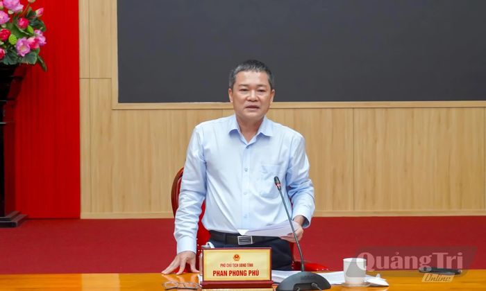 Đồng chí Phó Chủ tịch UBND tỉnh Phan Phong Phú phát biểu kết luận tại buổi làm việc - Ảnh: N.H