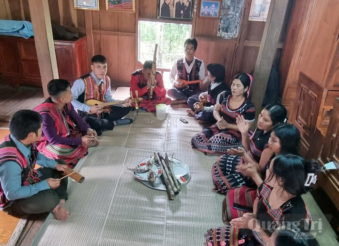 Bà con người Pa Kô sinh hoạt văn hóa, văn nghệ truyền thống mừng ngày vui bản làng (ảnh minh họa) - Ảnh: K.S
