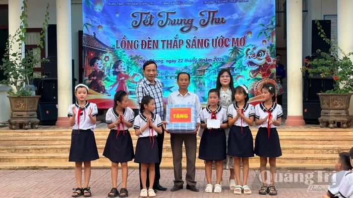Lãnh đạo Sở Y tế tặng quà cho các em học sinh tại Trường tiểu học Triệu Thành, xã Triệu Phong - Ảnh: H.L