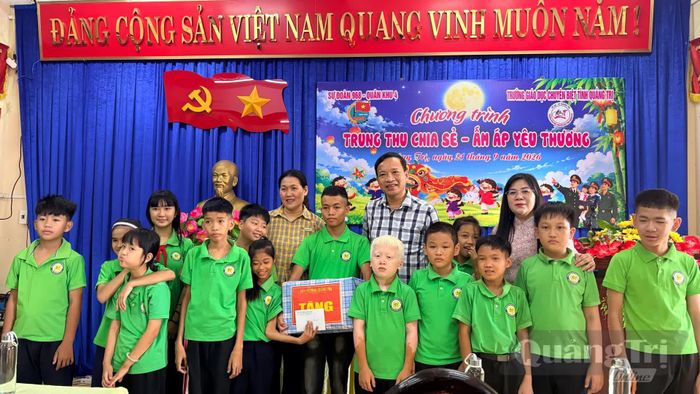 Đoàn công tác thăm hỏi, tặng quà cho trẻ em tại Trường Giáo dục chuyên biệt tỉnh Quảng Trị, phường Đông Hà - Ảnh: H.L 