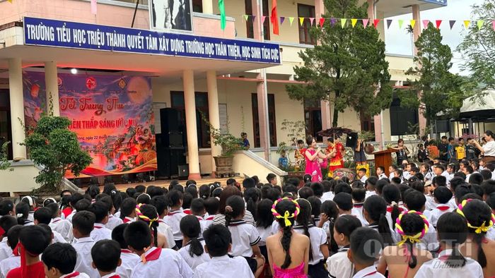 Niềm vui của các em thiếu nhi tại Trường tiểu học Triệu Thành, xã Triệu Phong trong chương trình Lồng đèn thắp sáng ước mơ năm 2026 - Ảnh: H.L