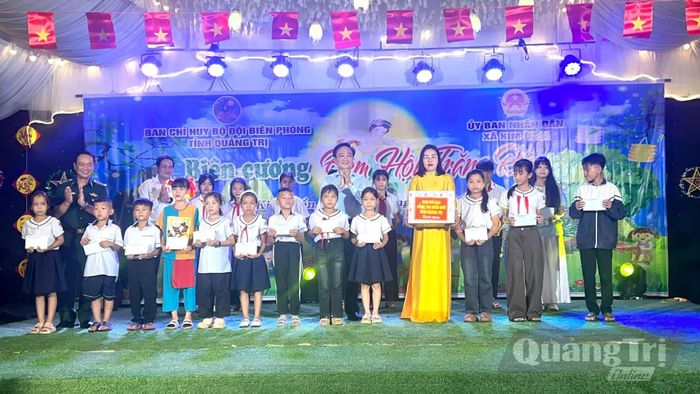 Trao học bổng cho các em học sinh có hoàn cảnh khó khăn - Ảnh: Thùy Trang