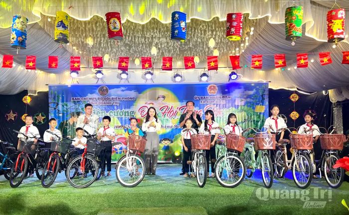 Trao tặng xe đạp cho các em học sinh có hoàn cảnh khó khăn - Ảnh: Thùy Trang