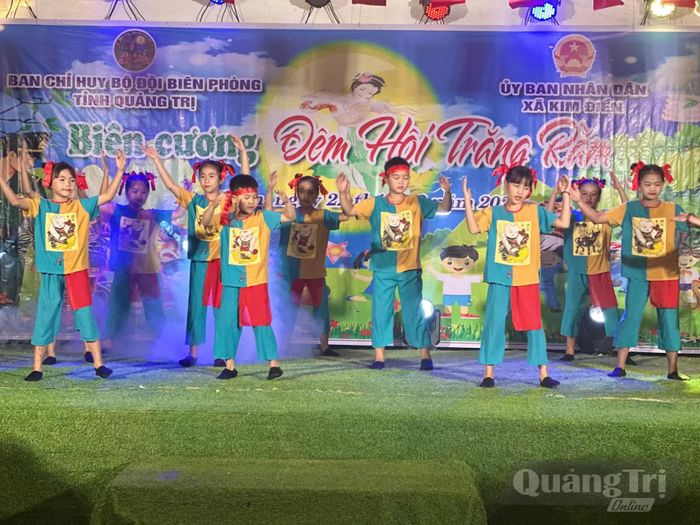 Tiết mục văn nghệ tại chương trình “Biên cương-Đêm hội trăng rằm” - Ảnh: Thùy Trang