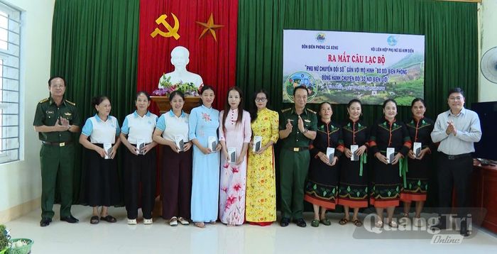 Trao tặng điện thoại di động cho các hội viên Câu lạc bộ “Phụ nữ chuyển đổi số” - Ảnh: Thùy Trang