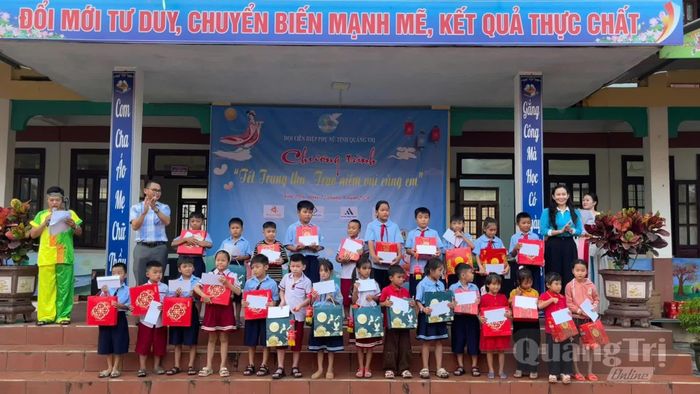 Các em học sinh được trao quà Trung thu tại chương trình - Ảnh: LT