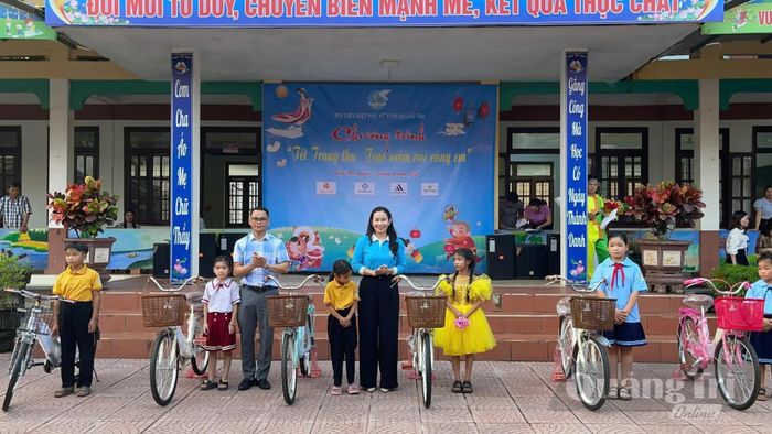Các em học sinh có hoàn cảnh đặc biệt khó khăn được tặng xe đạp - Ảnh: L.T