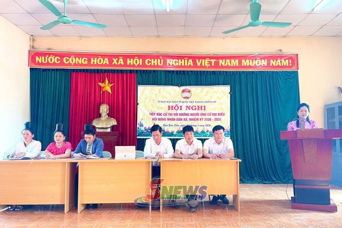 Đồng chí Hoàng Thị Thu phát biểu tại Hội nghị tiếp xúc cử tri với những người ứng cử Đại biểu HĐND xã.
