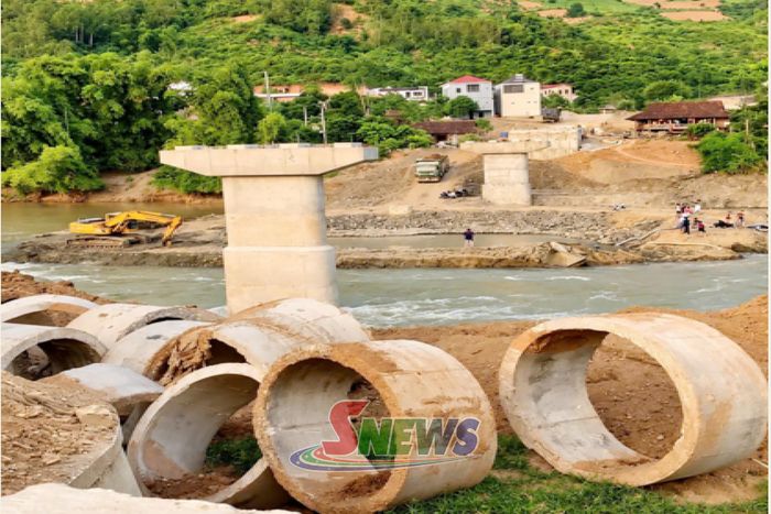 Cây cầu cứng Phiêng Pe bắc qua Sông Mã đang được xây dựng.