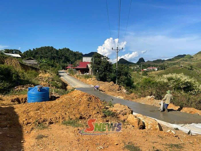 Thi công tuyến đường từ trung tâm xã Mường Bang lên bản Suối Gà và Chè Mè.