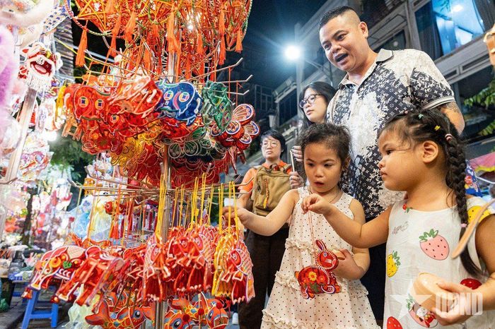 Các em nhỏ thích thú với đồ chơi bày bán tại các cửa hàng.