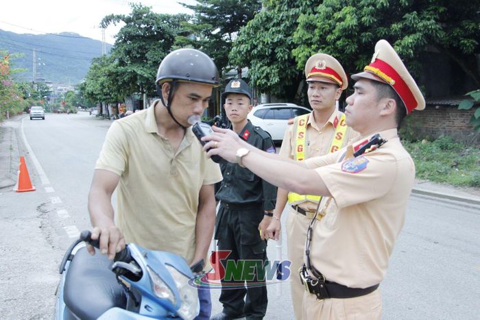 Cán bộ, chiến sĩ Tổ CSGT Mường Cơi kiểm tra nồng độ cồn người tham gia giao thông.
