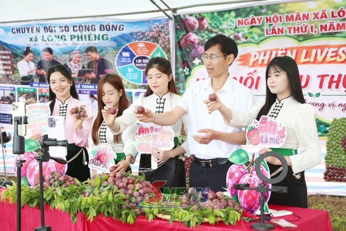 Lãnh đạo và cán bộ xã Lóng Phiêng hỗ trợ nhân dân quảng bá, giới thiệu nông sản địa phương trên nền tảng số.