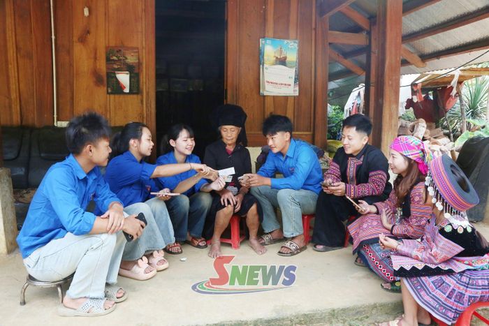 ĐVTN xã Lóng Phiêng hướng dẫn nhân dân bản Chiềng Tương tích hợp an sinh xã hội trên VNeID.