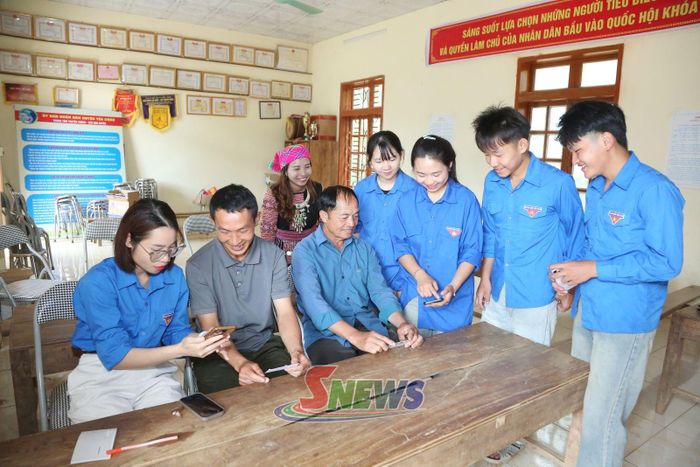 ĐVTN xã Lóng Phiêng hướng dẫn nhân dân bản Chiềng Tương tích hợp an sinh xã hội trên VNeID.