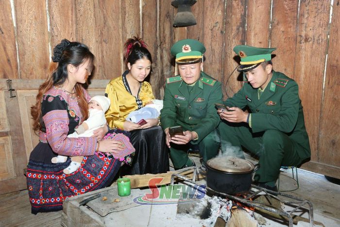 Cán bộ, chiến sĩ Đồn Biên phòng Chiềng Tương hướng dẫn nhân dân xã Lóng Phiêng khai sinh cho con trên Dịch vụ công trực tuyến.