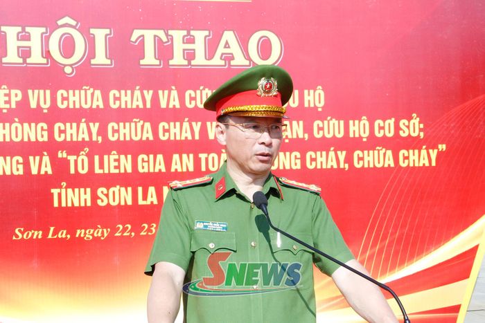 Đồng chí Phó Trưởng Ban Thường trực Ban tổ chức Hội thao phát biểu tại cuộc tổng duyệt.
