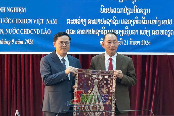 Lãnh đạo HĐND tỉnh Hủa Phăn tặng quà Đoàn công tác của Thường trực HĐND tỉnh Sơn La.