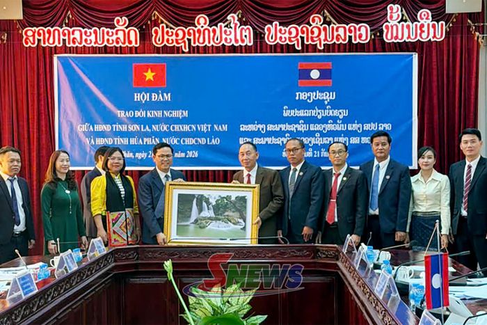 Đoàn công tác Thường trực HĐND tỉnh Sơn La tặng quà Thường trực HĐND tỉnh tỉnh Hủa Phăn.