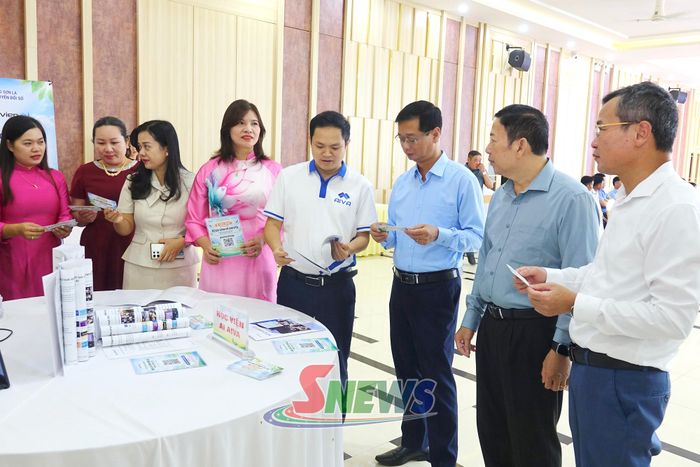 Các đại biểu tìm hiểu giải pháp ứng dụng AI phục vụ quản trị, chuyển đổi số và quảng bá sản phẩm của HTX nông nghiệp.