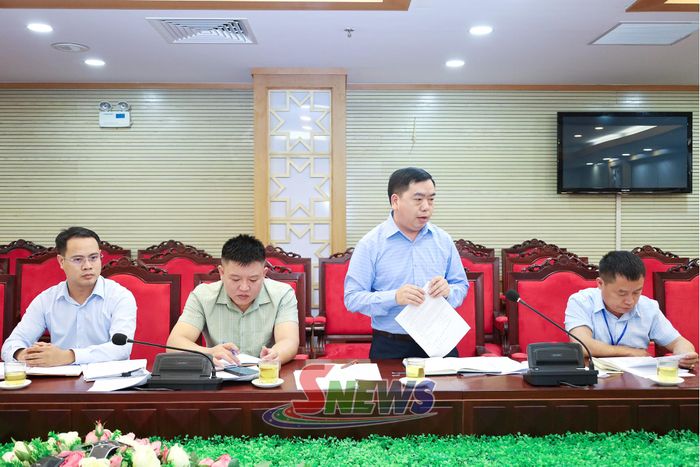Chủ tịch UBND xã Chiềng Hoa báo cáo tại cuộc làm việc.
