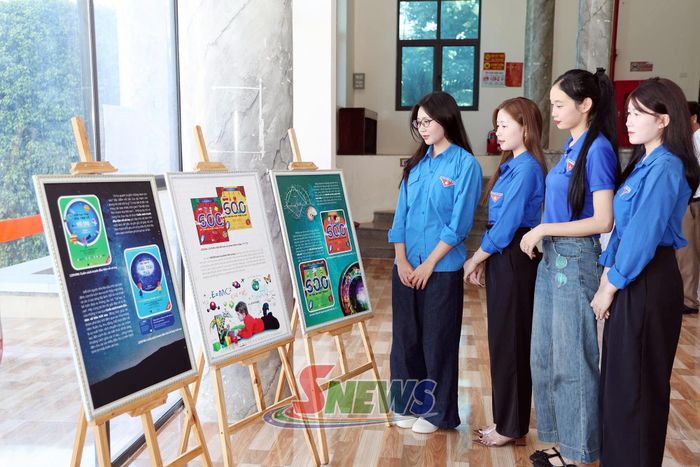 Đoàn viên thanh niên tham quan tài liệu trưng bày tuyên truyền về việc học tập thường xuyên và học tập suốt đời.