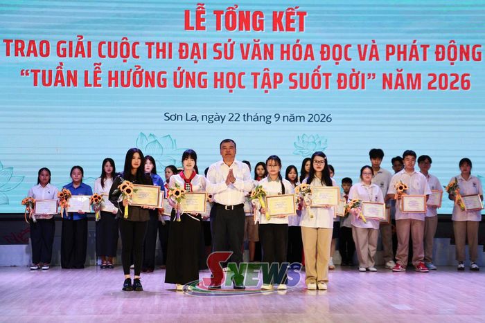 Lãnh đạo Trung tâm Văn hóa, Thể thao tỉnh trao giải nhất cho các cá nhân.