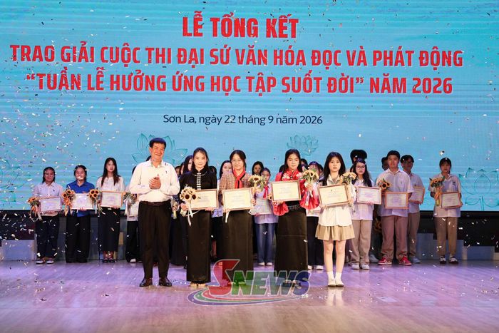 Lãnh đạo Sở Văn hóa, Thể thao và Du lịch trao giải Đại sứ văn hóa đọc tiêu biểu