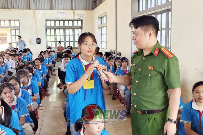 Học sinh trường THCS Mường Chanh tham gia trả lời câu hỏi.