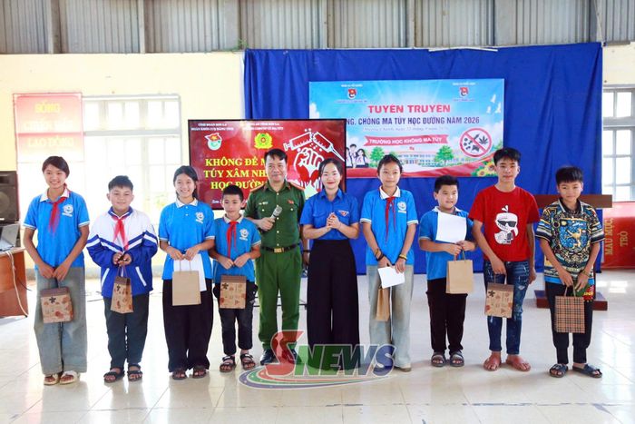 Đại diện Đoàn Khối các cơ quan Đảng tỉnh Sơn La tặng quà lưu niệm cho học sinh.